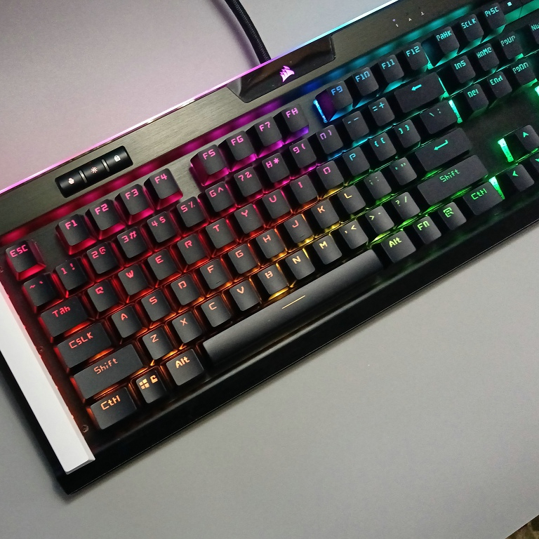 Corsair PBT transparante keyca - Gaming Keyboard Corsair recensie en prijs